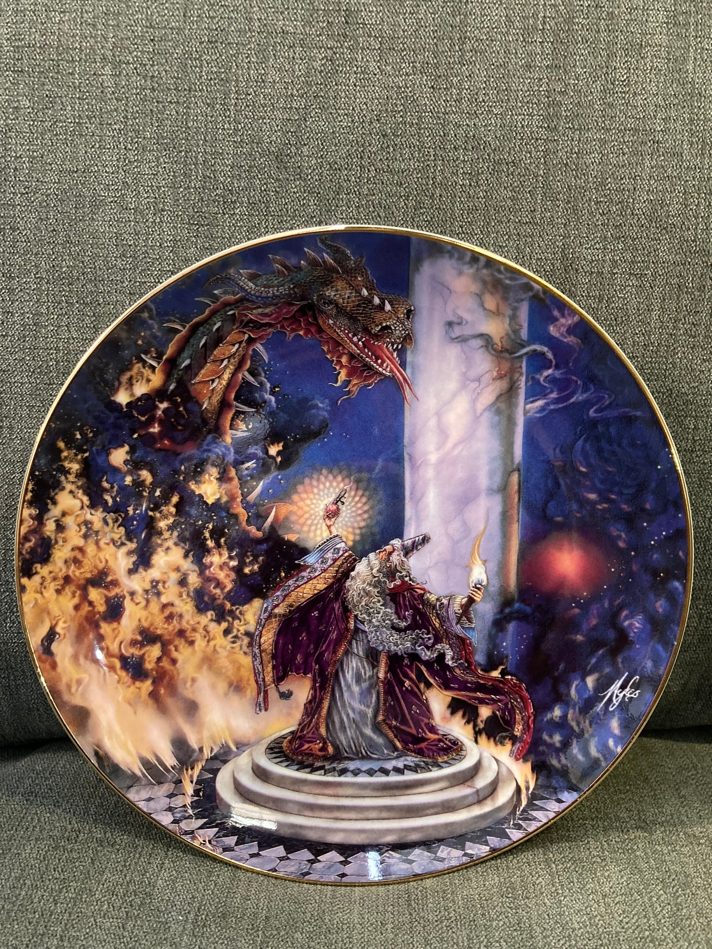 🛡️🔥 Fantasy Find! 🔥🛡️
Franklin Mint Limited Edition Plate – “The Dragon Masters”