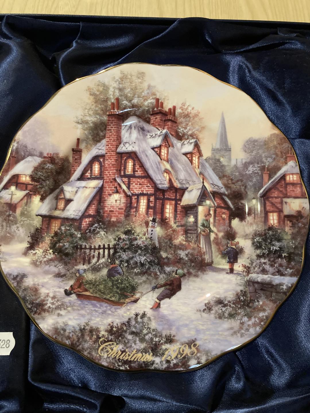 🎄✨ Fir Tree Cottage – Royal Doulton Annual Christmas Plate (1998) ✨🎄