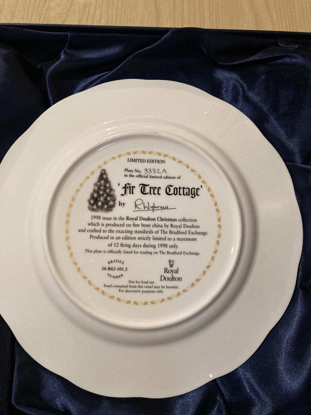 🎄✨ Fir Tree Cottage – Royal Doulton Annual Christmas Plate (1998) ✨🎄